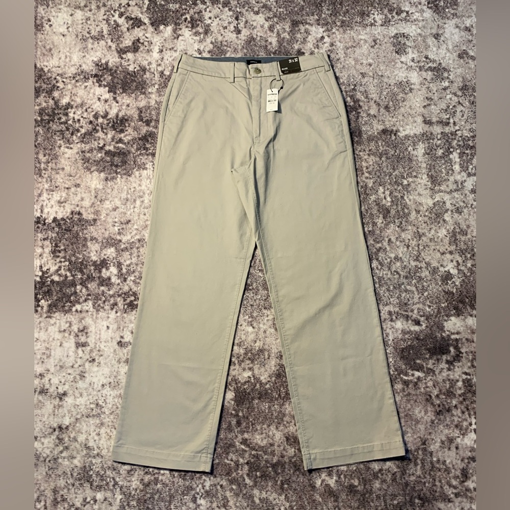 New Express Relaxed Fit Khakis Size‎ 31x32